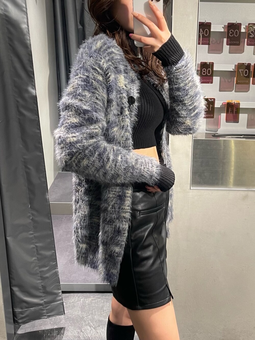 その他のカーディガン/ボレロ、ブラック系のニット/セーター、その他のその他パンツを着用したレディースの冬コーディネートの4枚目の写真