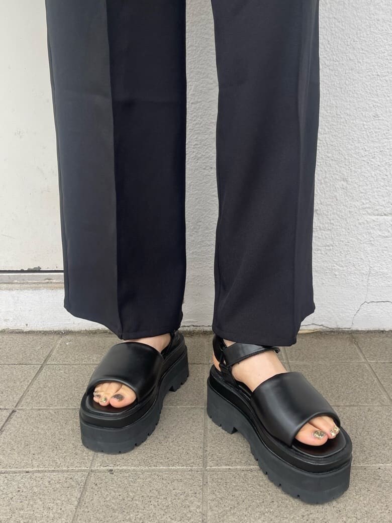 ホワイト系のタンクトップ、ブラック系のサンダル、ブラック系のつなぎ/オールインワンを着用したレディースの夏コーディネートの8枚目の写真