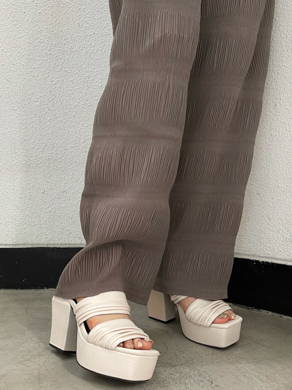 グレー系のその他パンツ、ブラウン系のショルダーバッグ、ホワイト系のTシャツ/カットソーを着用したレディースの春コーディネートの5枚目の写真