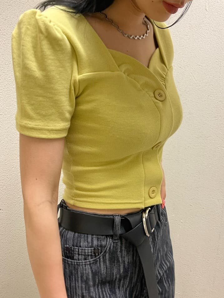 ブラック系のデニムパンツ、イエロー系のTシャツ/カットソー、ブラック系のサンダルを着用したレディースの夏コーディネートの7枚目の写真