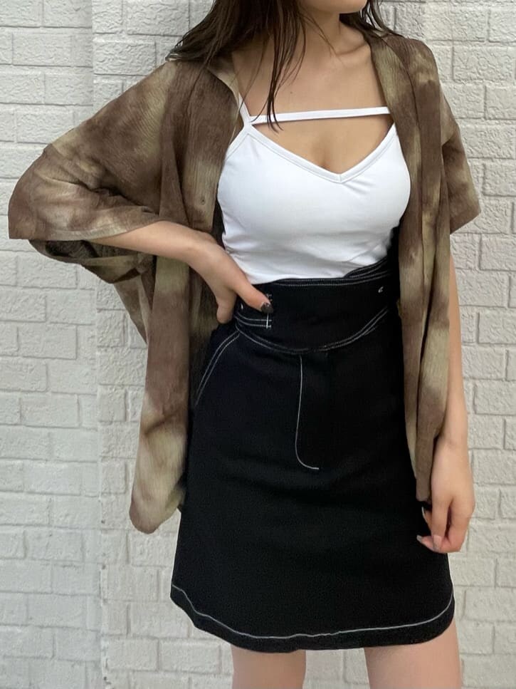 ブラック系のスカート、ホワイト系のキャミソール、その他のシャツ/ブラウスを着用したレディースの夏コーディネートの3枚目の写真