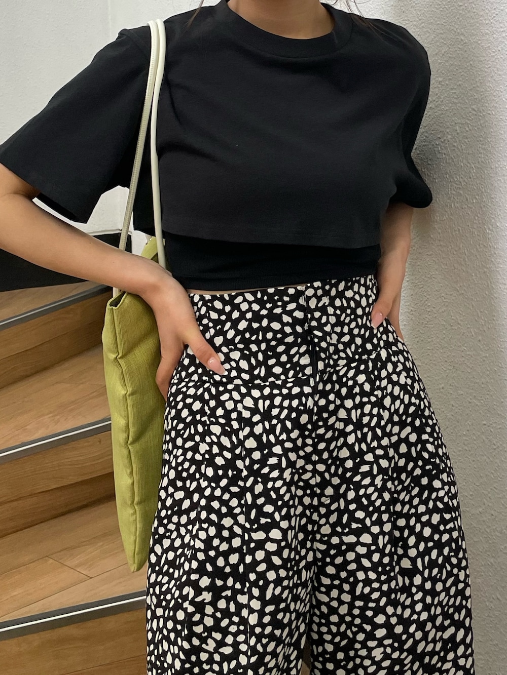 ブラック系のTシャツ/カットソー、その他のその他パンツ、ブラック系のサンダルを着用したレディースの春コーディネートの5枚目の写真