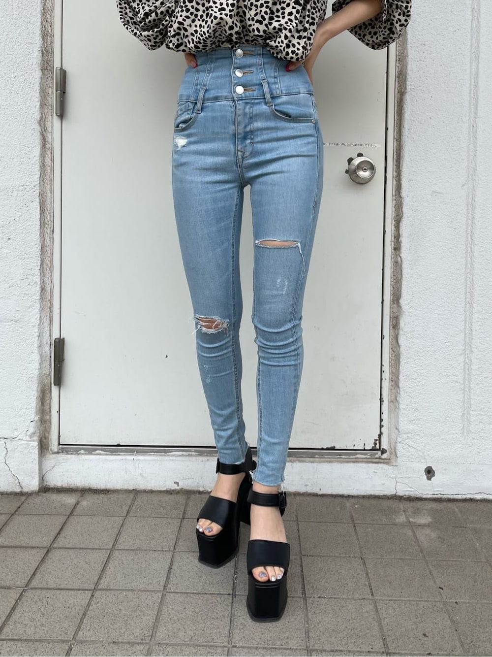 ブラック系のサンダル、その他のシャツ/ブラウス、ブルー系のデニムパンツを着用したレディースの春コーディネートの10枚目の写真