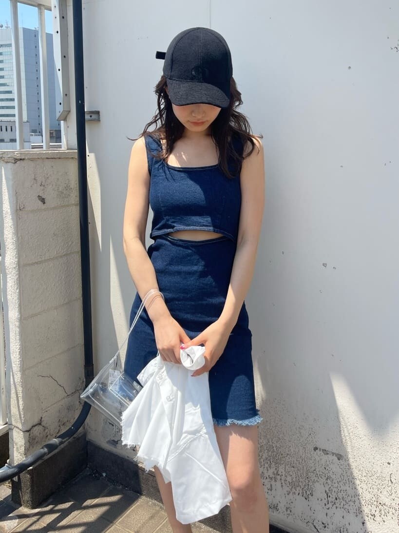 ブラック系のサンダル、その他のハンドバッグ、ブルー系のワンピースを着用したレディースの春コーディネートの7枚目の写真