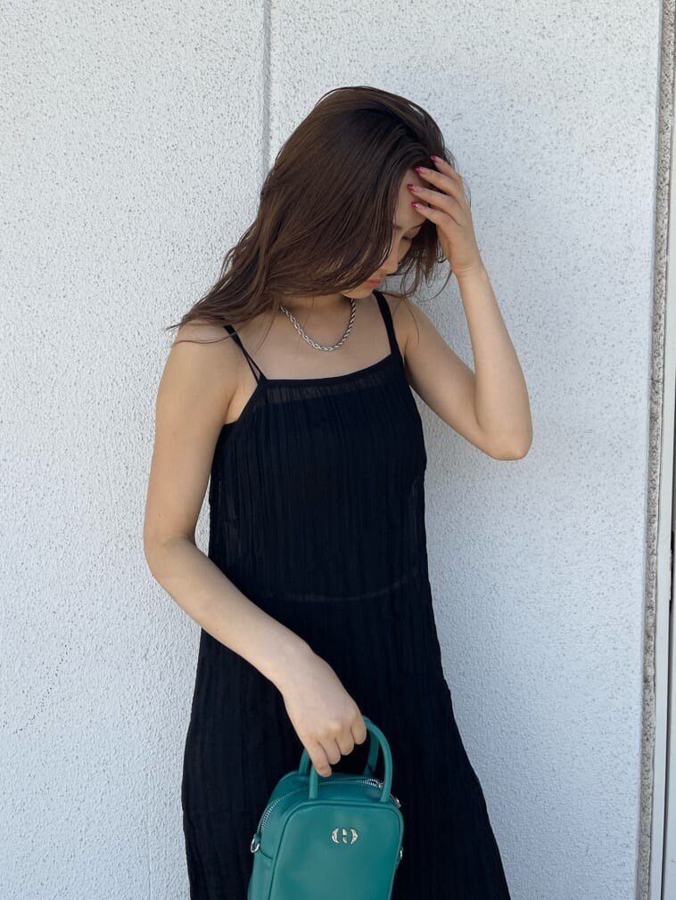 ブラック系のキャミソール、ブルー系のショルダーバッグ、ブラック系のその他パンツを着用したレディースの春コーディネートの4枚目の写真