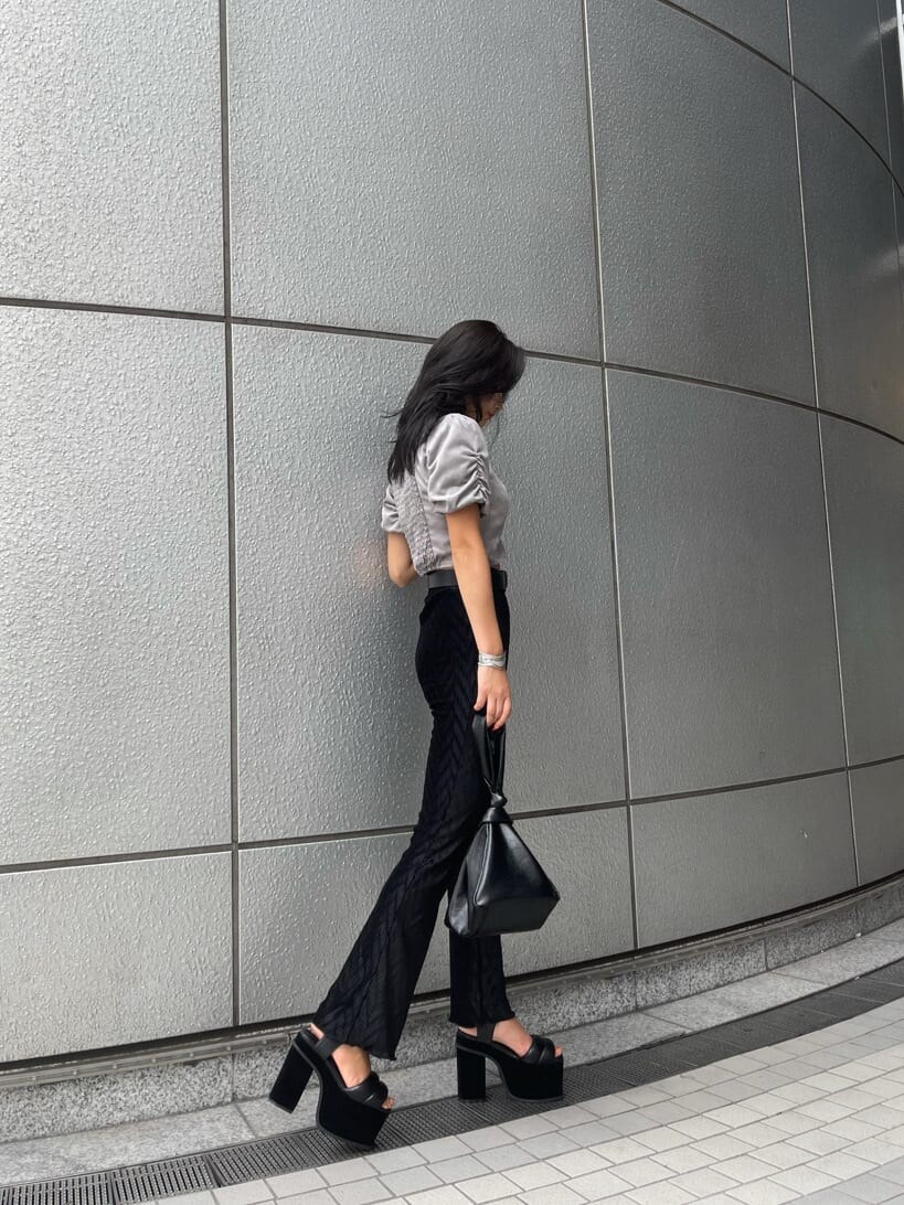 ブラック系のハンドバッグ、ブラック系のその他パンツ、ブラック系のサンダルを着用したレディースの夏コーディネートの3枚目の写真