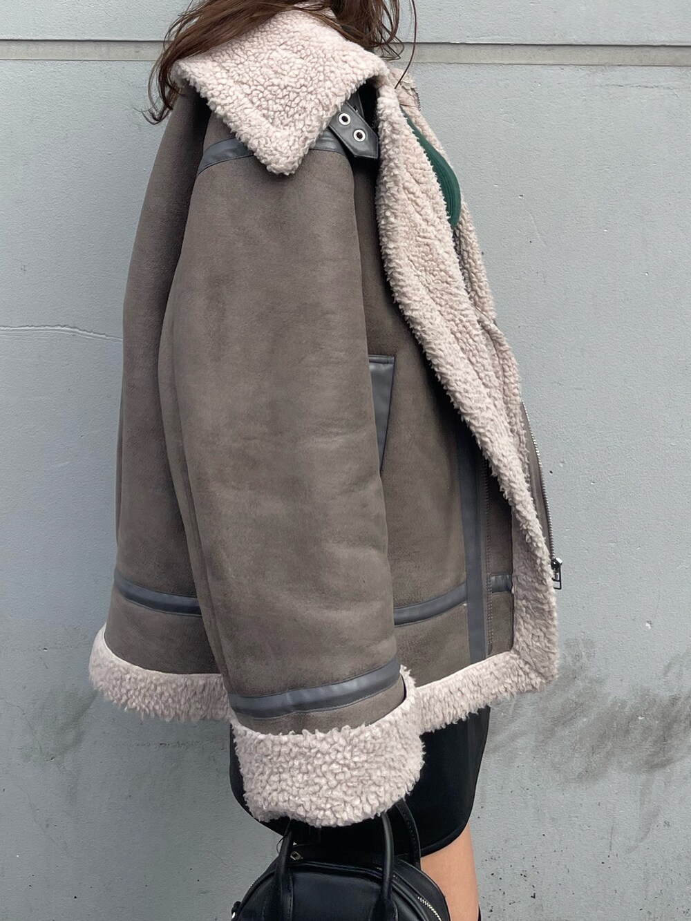 グレー系のブルゾン、その他のスカート、ブラック系のブーツを着用したレディースの秋コーディネートの6枚目の写真