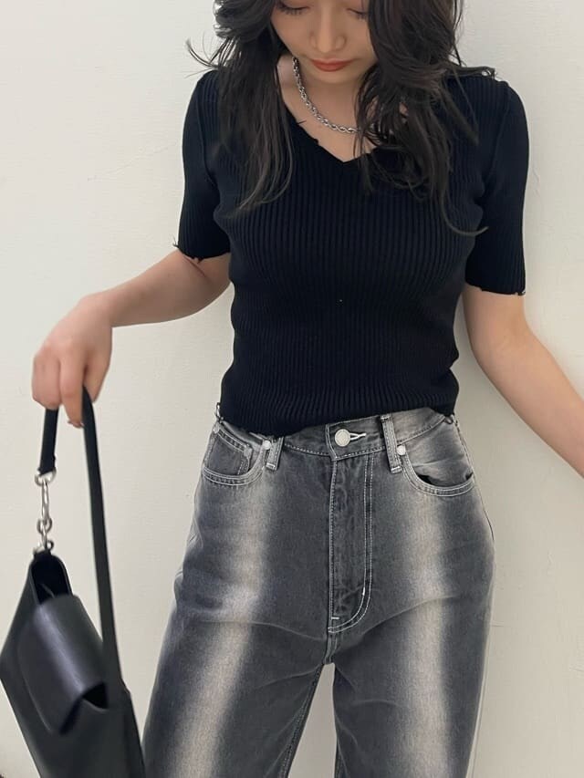 ブラック系のサンダル、ブラック系のハンドバッグ、ブラック系のデニムパンツを着用したレディースの春コーディネートの5枚目の写真