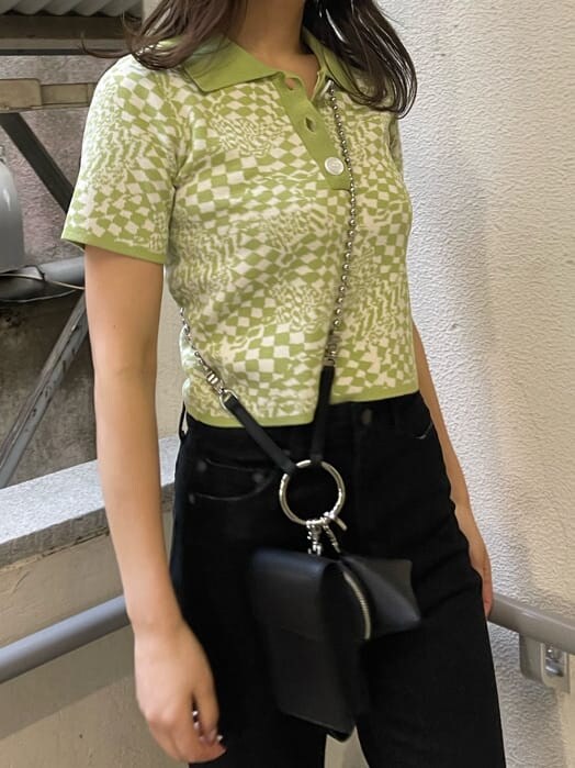 ブラック系のブーツ、ブラック系のハンドバッグ、ブラック系のデニムパンツを着用したレディースの春コーディネートの7枚目の写真