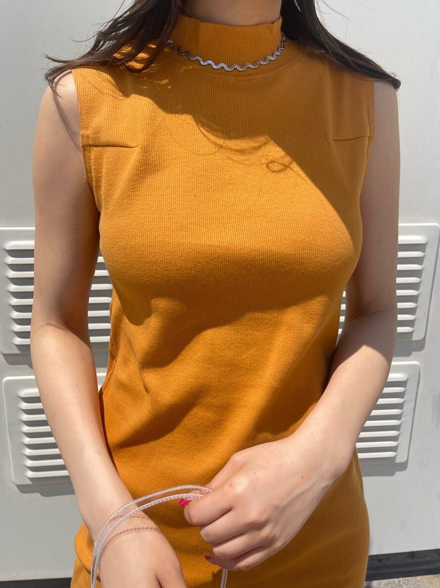 ブラック系のサンダル、オレンジ系のワンピース、その他のハンドバッグを着用したレディースの春コーディネートの7枚目の写真