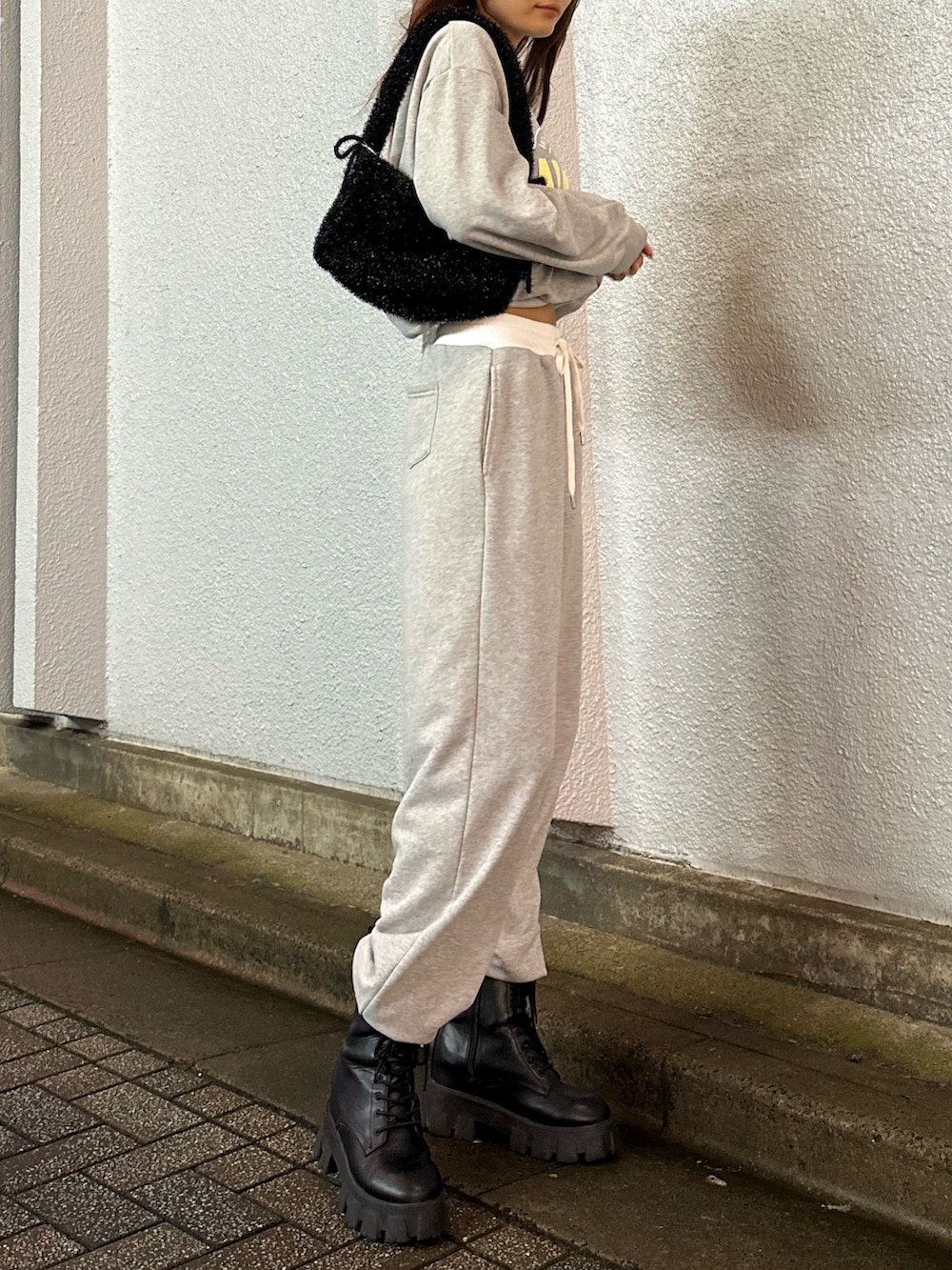 グレー系のスウェットパンツ、グレー系のスウェットを着用したレディースの秋コーディネートの2枚目の写真