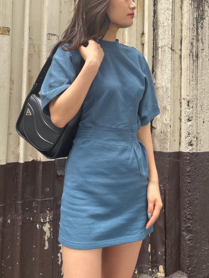 ブラック系のサンダル、ブラック系のショルダーバッグ、ブルー系のワンピースを着用したレディースの夏コーディネートの3枚目の写真