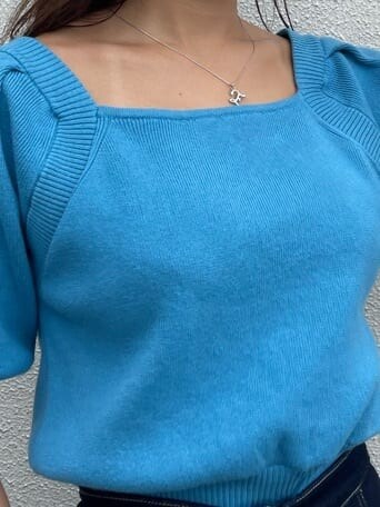 ブラック系のハンドバッグ、ブルー系のデニムパンツ、ブルー系のニット/セーターを着用したレディースの秋コーディネートの7枚目の写真