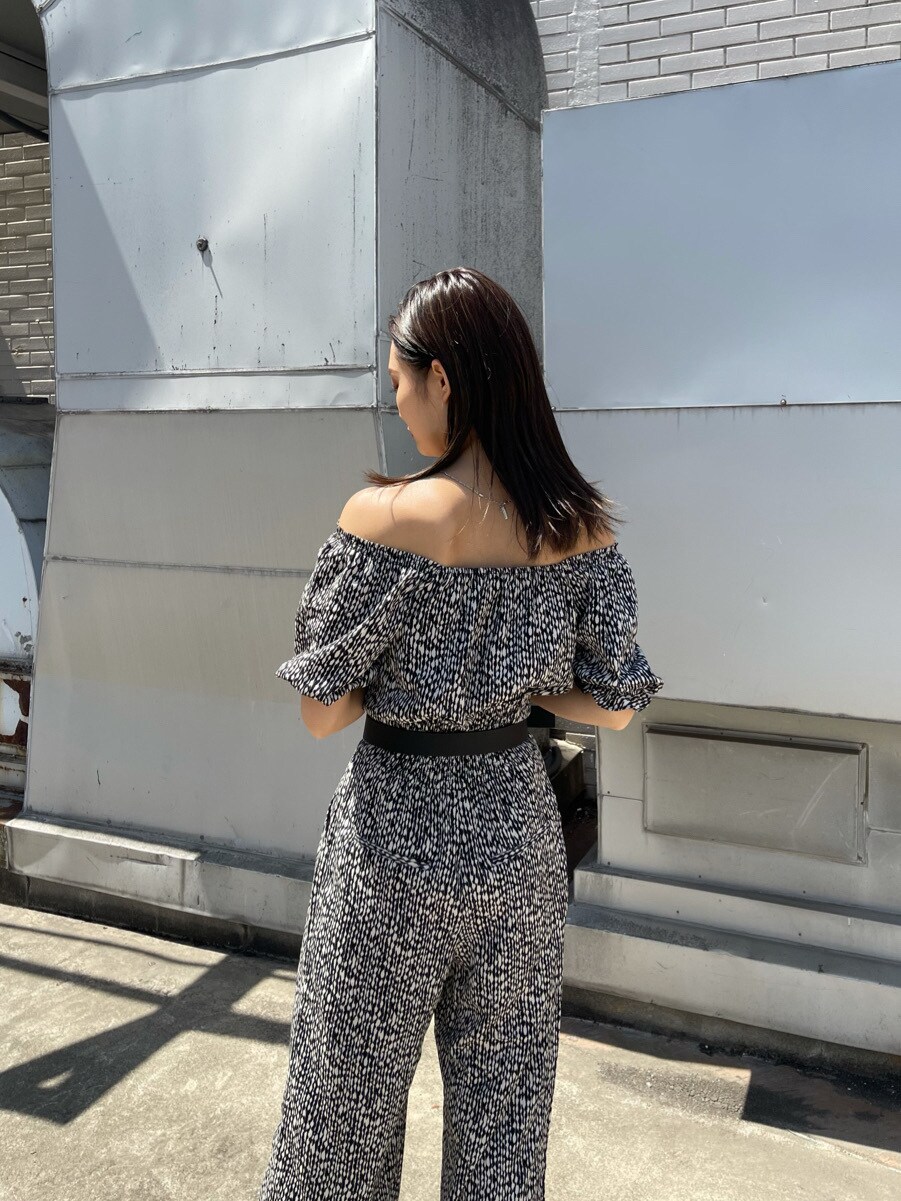 その他のシャツ/ブラウス、その他のその他パンツ、ブラック系のサンダルを着用したレディースの春コーディネートの3枚目の写真