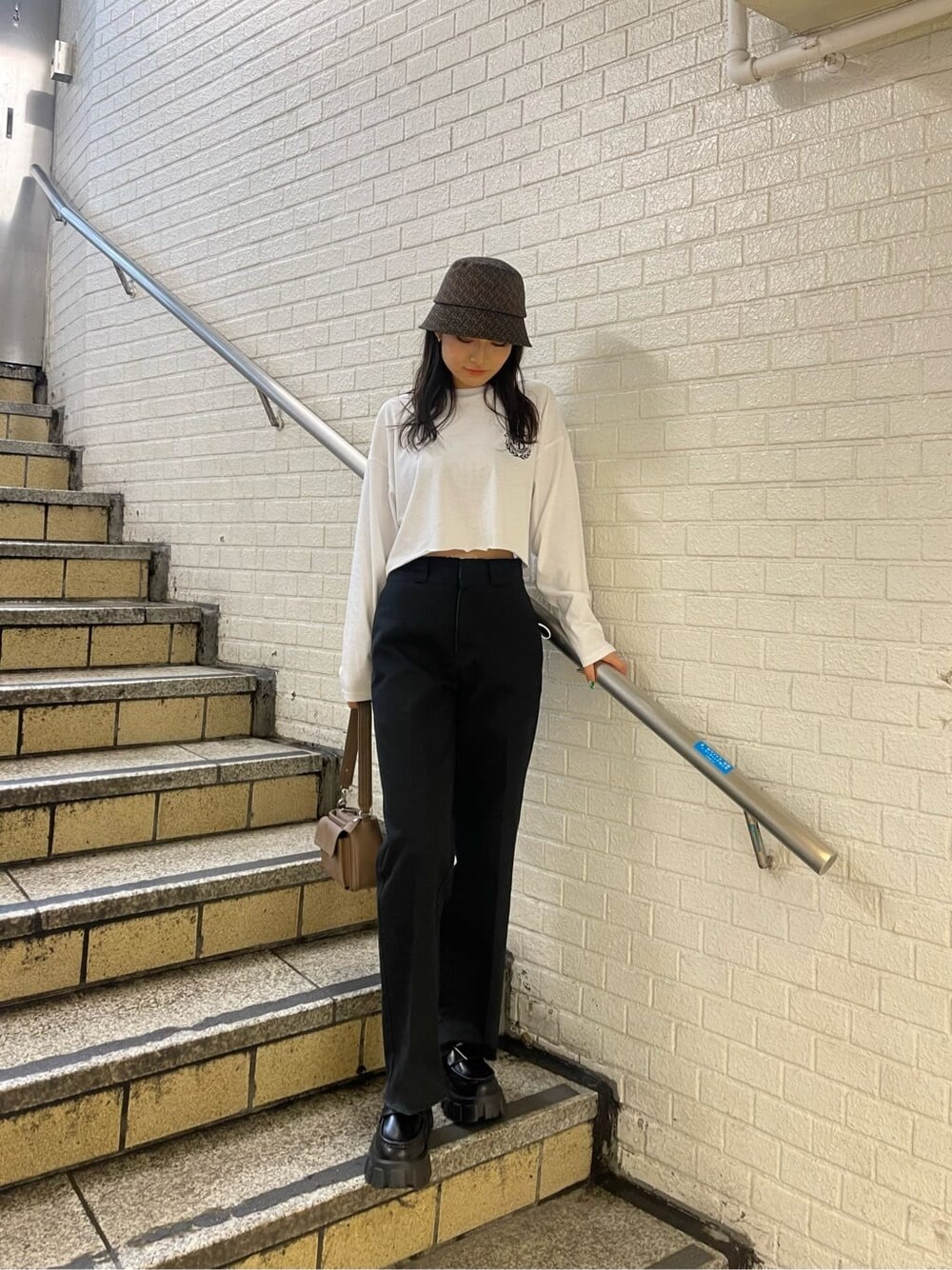 ブラック系のローファー、ブラック系のローファー、ブラウン系のハンドバッグを着用したレディースの秋コーディネートの3枚目の写真