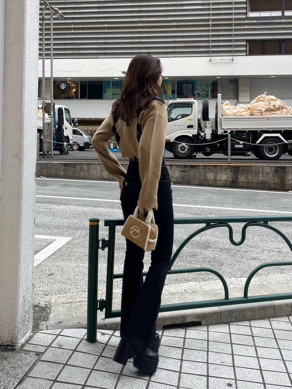 その他のニット/セーター、ベージュ系のハンドバッグ、ブラック系のブーツを着用したレディースの冬コーディネートの3枚目の写真