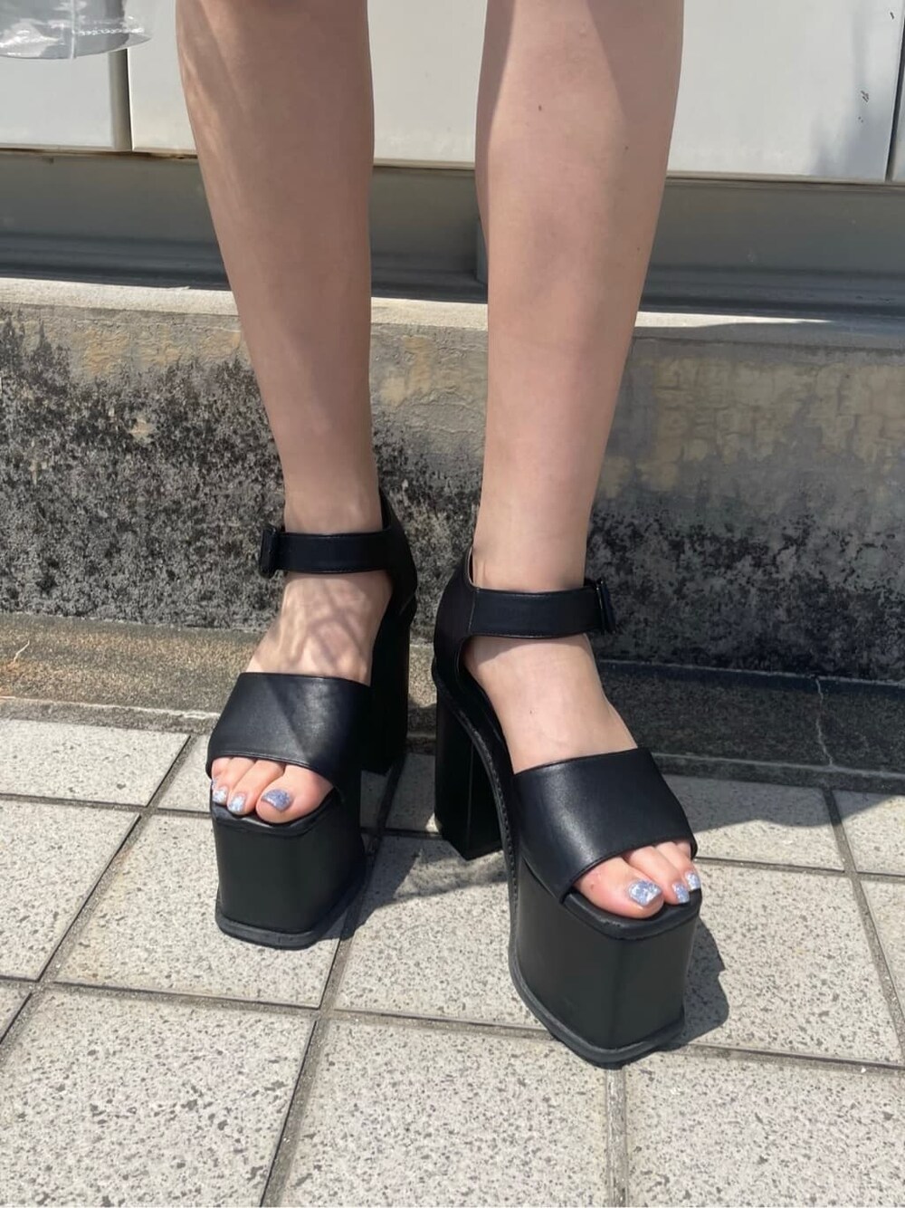 ブラック系のサンダル、その他のハンドバッグ、ブルー系のワンピースを着用したレディースの春コーディネートの10枚目の写真