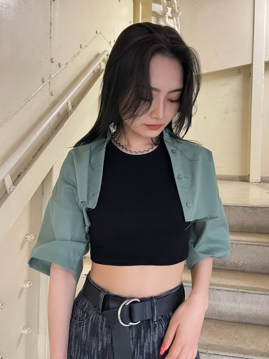 ブルー系のシャツ/ブラウス、ブラック系のデニムパンツ、ブラック系のサンダルを着用したレディースの夏コーディネートの6枚目の写真