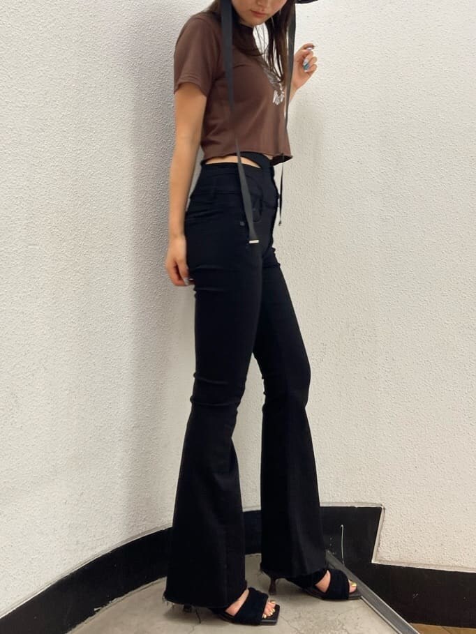 ブラウン系のTシャツ/カットソー、ブラック系のデニムパンツ、ブラック系のサンダルを着用したレディースの夏コーディネートの3枚目の写真