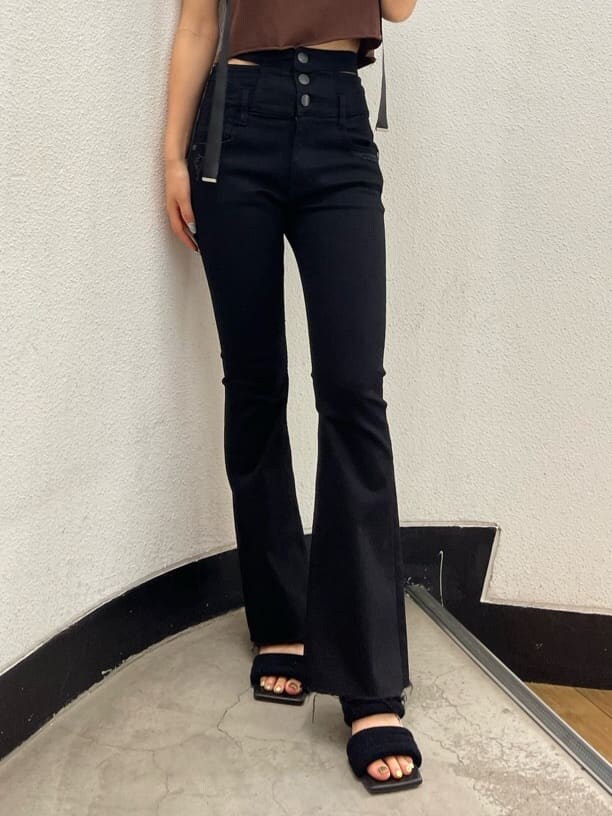 ブラウン系のTシャツ/カットソー、ブラック系のデニムパンツ、ブラック系のサンダルを着用したレディースの夏コーディネートの5枚目の写真