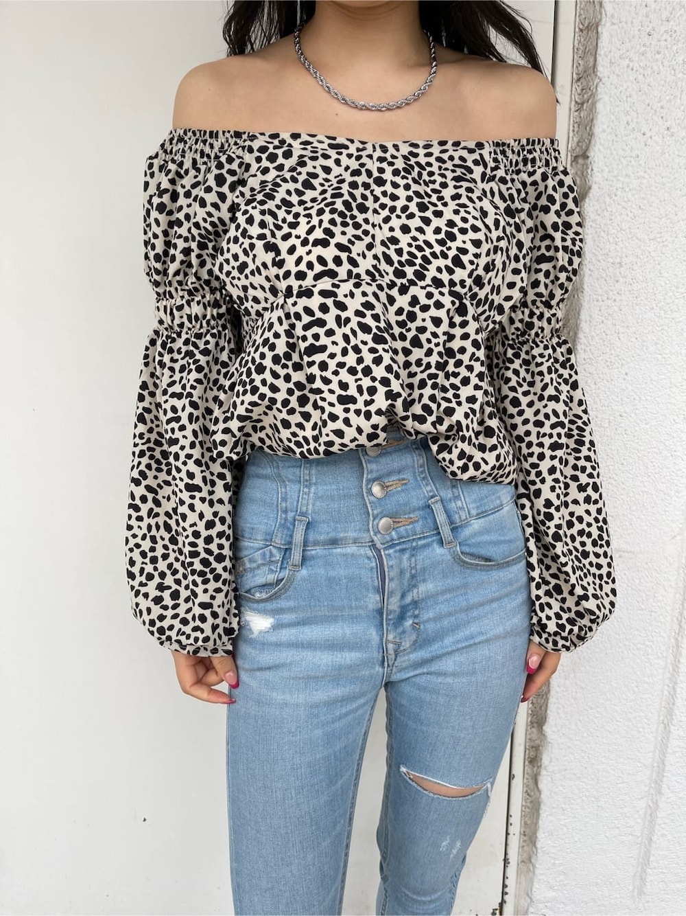 ブラック系のサンダル、その他のシャツ/ブラウス、ブルー系のデニムパンツを着用したレディースの春コーディネートの8枚目の写真