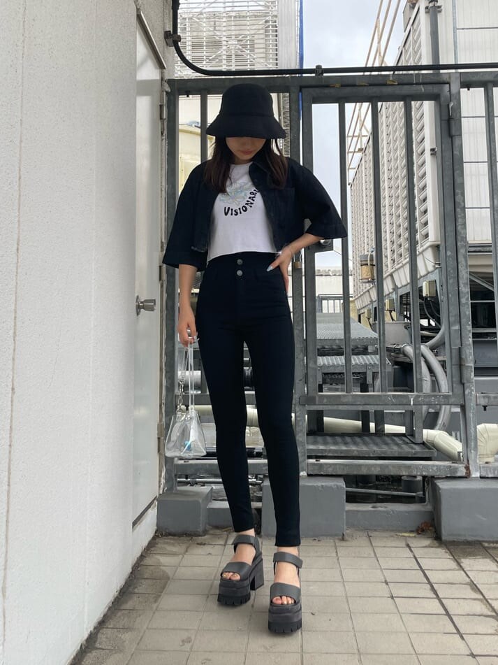 ブラック系のデニムパンツ、その他のハンドバッグ、グレー系のサンダルを着用したレディースの夏コーディネートの2枚目の写真