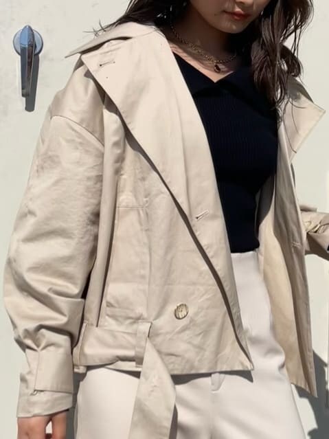 ベージュ系のトレンチコート、ホワイト系のその他パンツ、ブラウン系のハンドバッグを着用したレディースの冬コーディネートの5枚目の写真