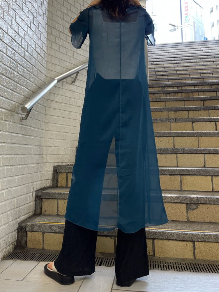 ホワイト系のサンダル、ブルー系のシャツ/ブラウス、ホワイト系のタンクトップを着用したレディースの夏コーディネートの2枚目の写真