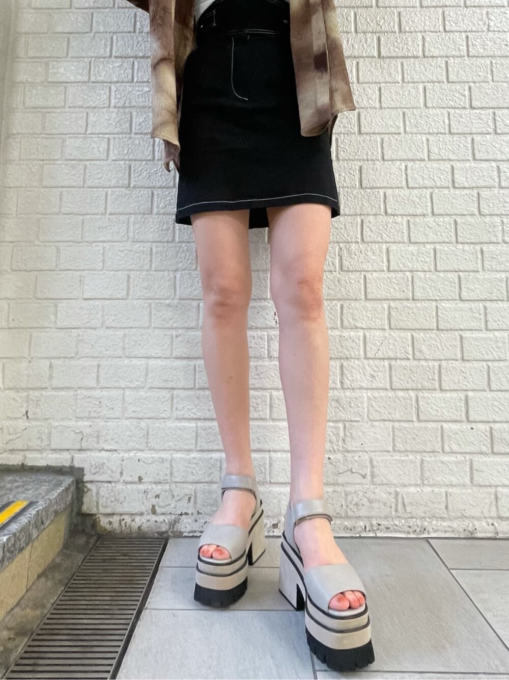 ブラック系のスカート、ホワイト系のキャミソール、その他のシャツ/ブラウスを着用したレディースの夏コーディネートの6枚目の写真