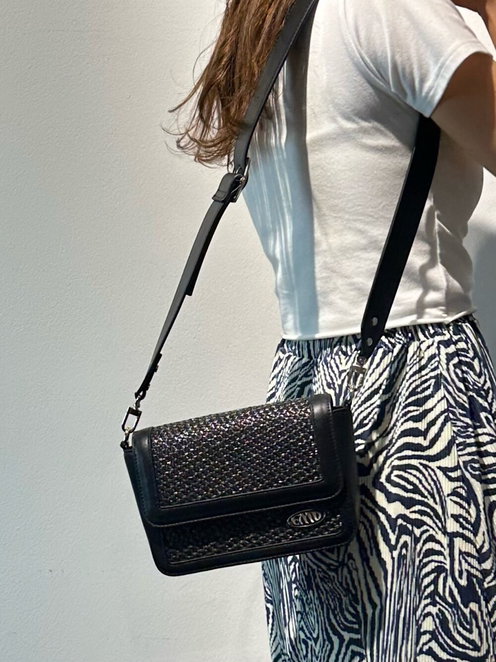 その他のスカート、ブラック系のショルダーバッグ、ブラック系のサンダルを着用したレディースの春コーディネートの7枚目の写真