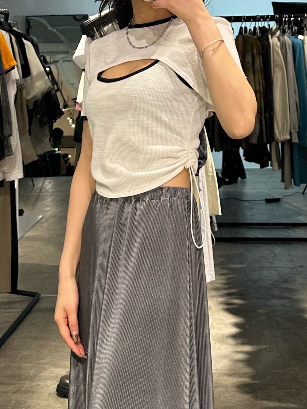 グレー系のスカート、ブラック系のサンダル、ホワイト系のTシャツ/カットソーを着用したレディースの夏コーディネートの5枚目の写真