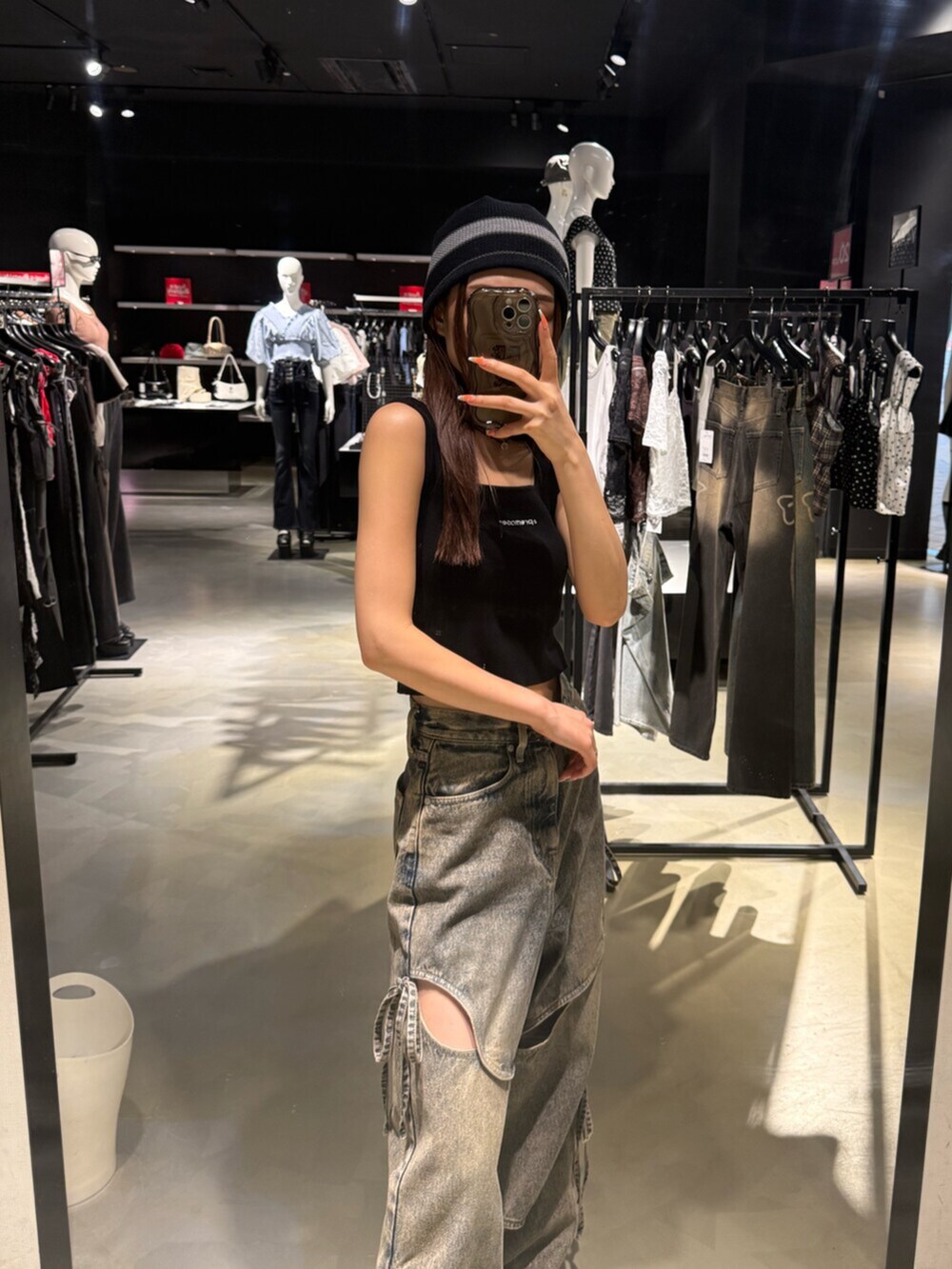 ブルー系のデニムパンツ、グレー系のスニーカー、ブラック系のTシャツ/カットソーを着用したレディースの夏コーディネートの4枚目の写真