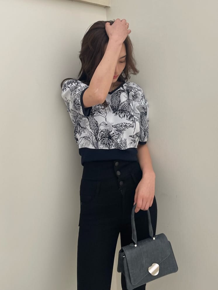 ホワイト系のローファー、ブラック系のハンドバッグ、ブラック系のデニムパンツを着用したレディースの春コーディネートの3枚目の写真