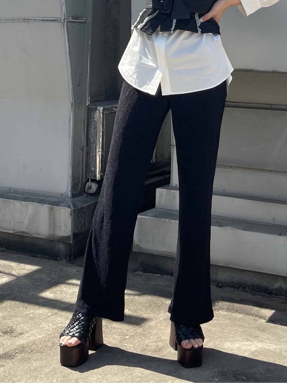 ブラック系のシャツ/ブラウス、ブラック系のその他パンツ、ブラック系のサンダルを着用したレディースの春コーディネートの4枚目の写真