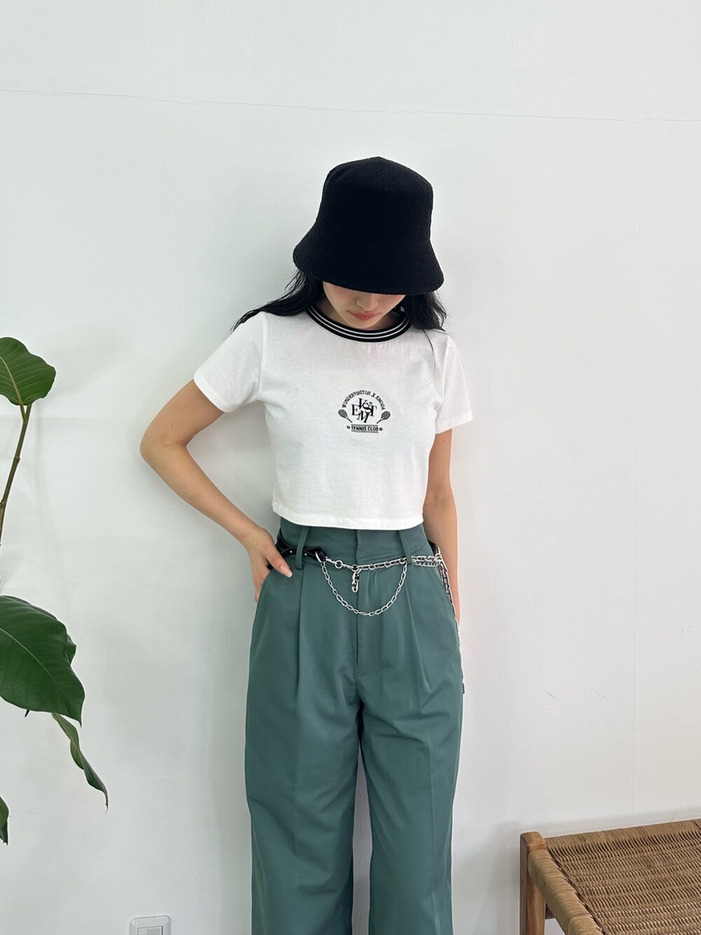 グリーン系のその他パンツ、ホワイト系のTシャツ/カットソー、ブラック系のサンダルを着用したレディースの夏コーディネートの3枚目の写真