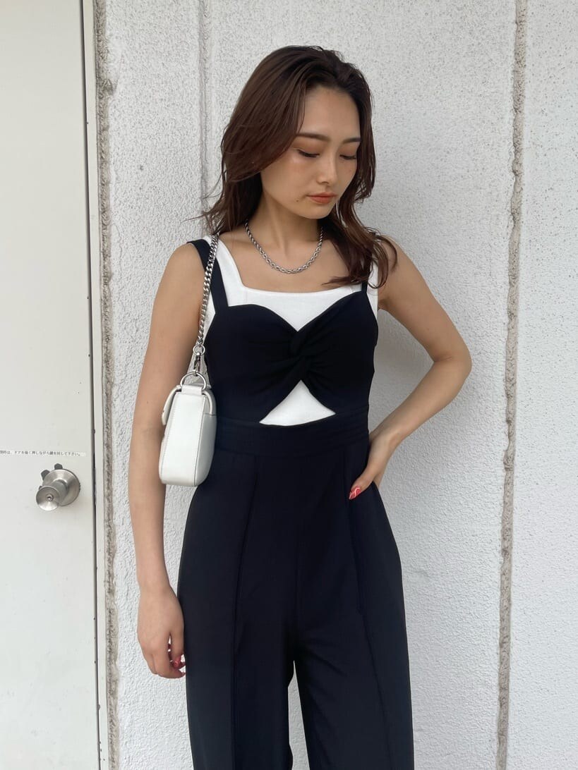 ホワイト系のタンクトップ、ブラック系のサンダル、ブラック系のつなぎ/オールインワンを着用したレディースの夏コーディネートの4枚目の写真