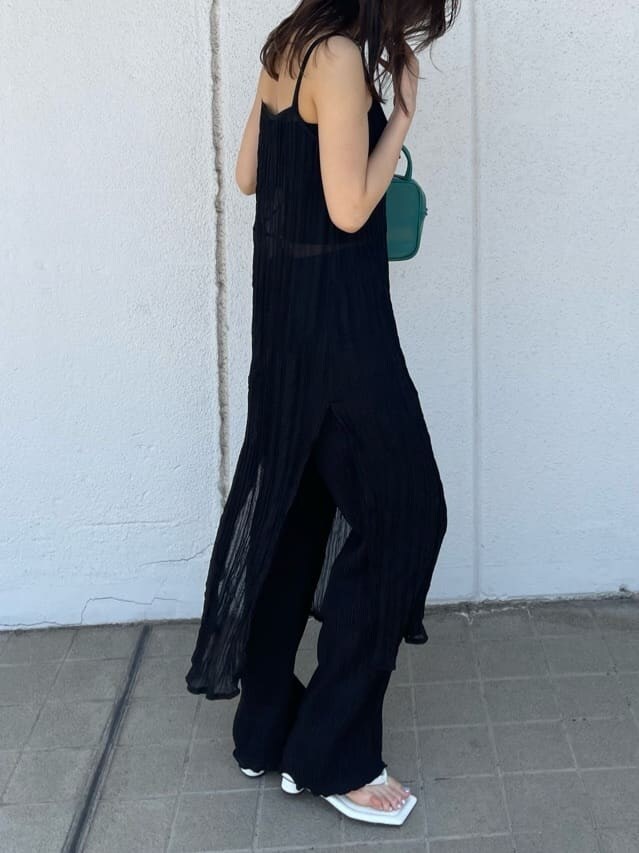 ブラック系のキャミソール、ブルー系のショルダーバッグ、ブラック系のその他パンツを着用したレディースの春コーディネートの3枚目の写真