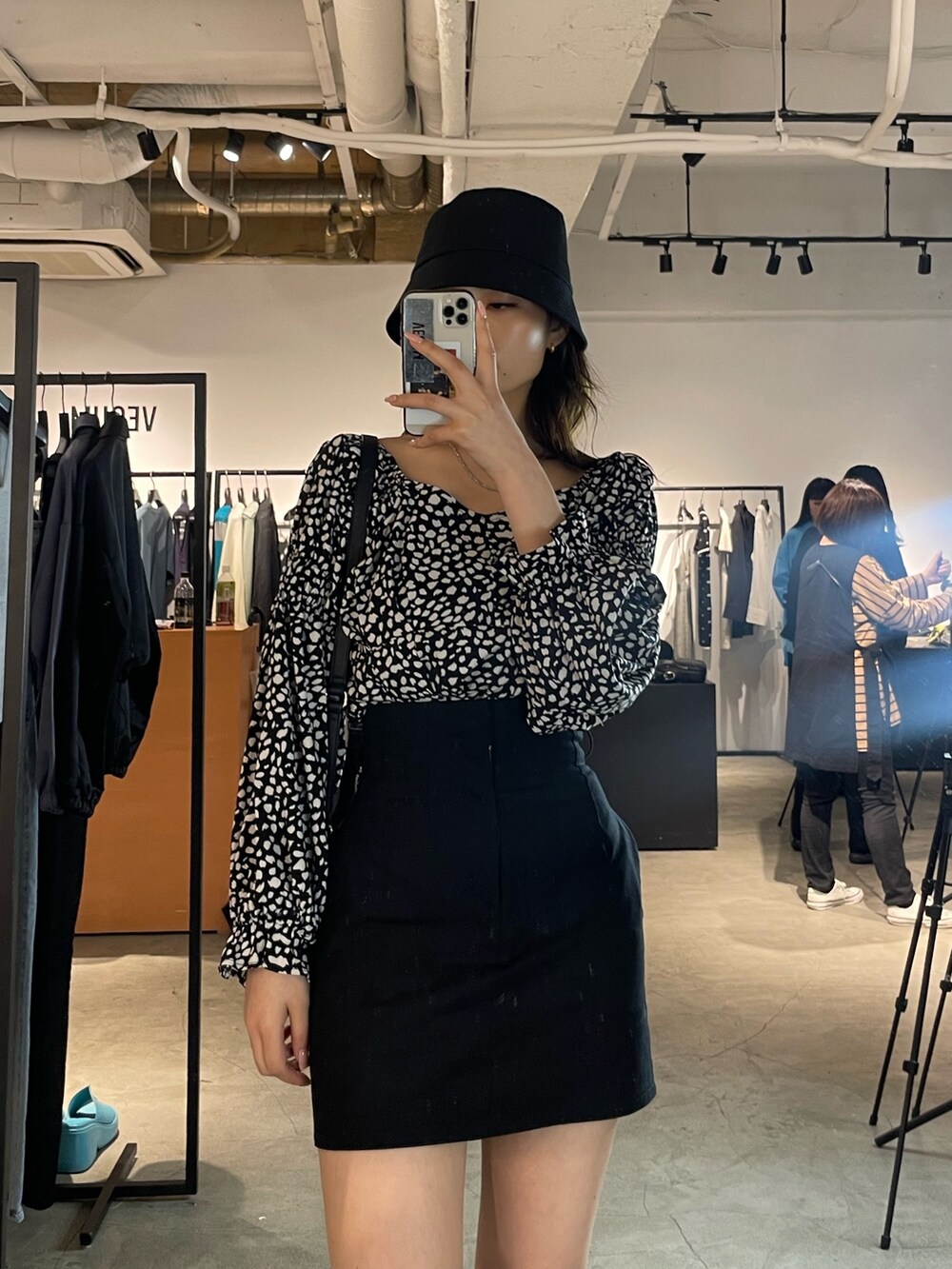 ブラック系のスカート、ブラック系のブーツ、その他のシャツ/ブラウスを着用したレディースの春コーディネートの5枚目の写真