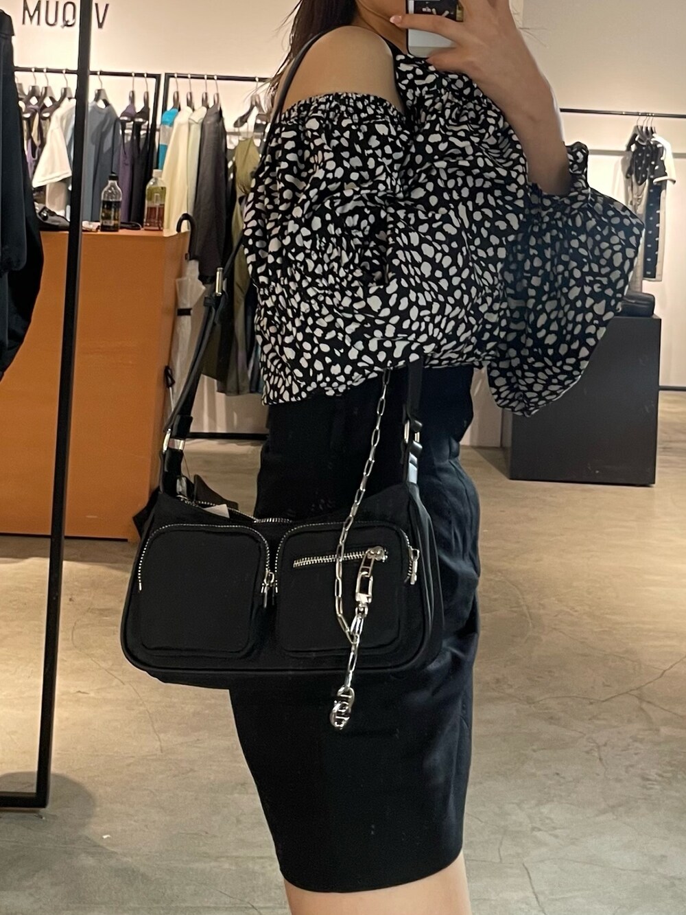 ブラック系のスカート、ブラック系のブーツ、その他のシャツ/ブラウスを着用したレディースの春コーディネートの6枚目の写真