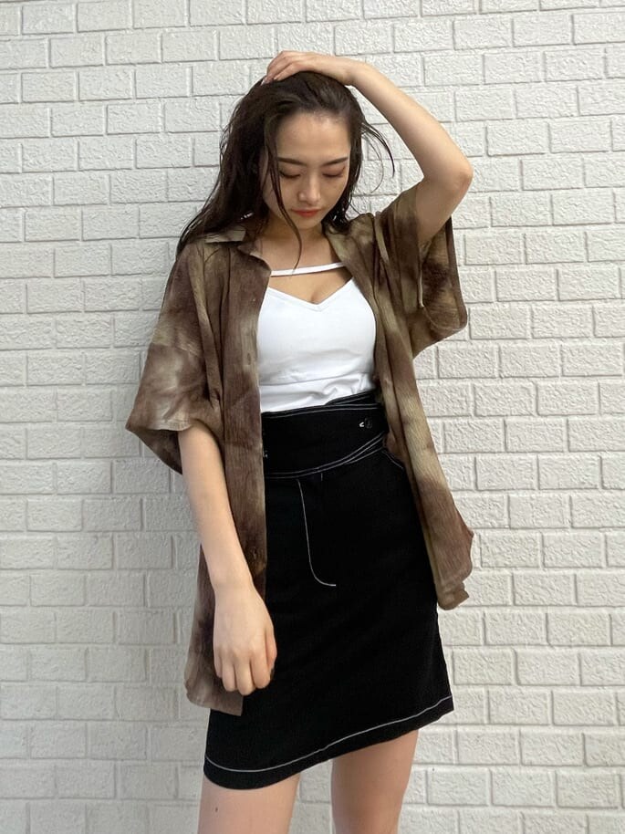 ブラック系のスカート、ホワイト系のキャミソール、その他のシャツ/ブラウスを着用したレディースの夏コーディネートの2枚目の写真