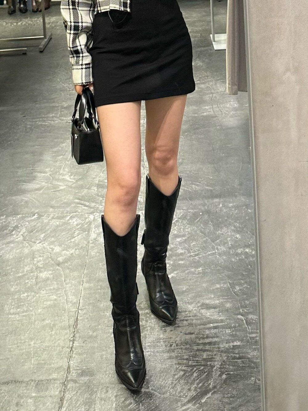 ホワイト系のキャミソール、ブラック系のハンドバッグ、その他のシャツ/ブラウスを着用したレディースの春コーディネートの6枚目の写真