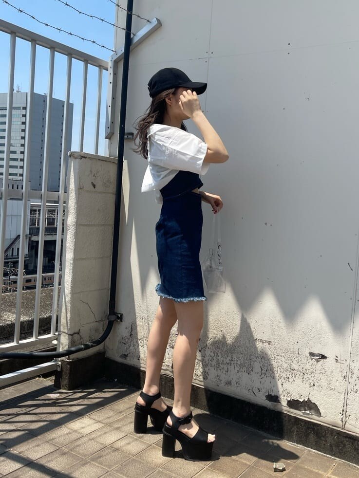 ブラック系のサンダル、その他のハンドバッグ、ブルー系のワンピースを着用したレディースの春コーディネートの4枚目の写真