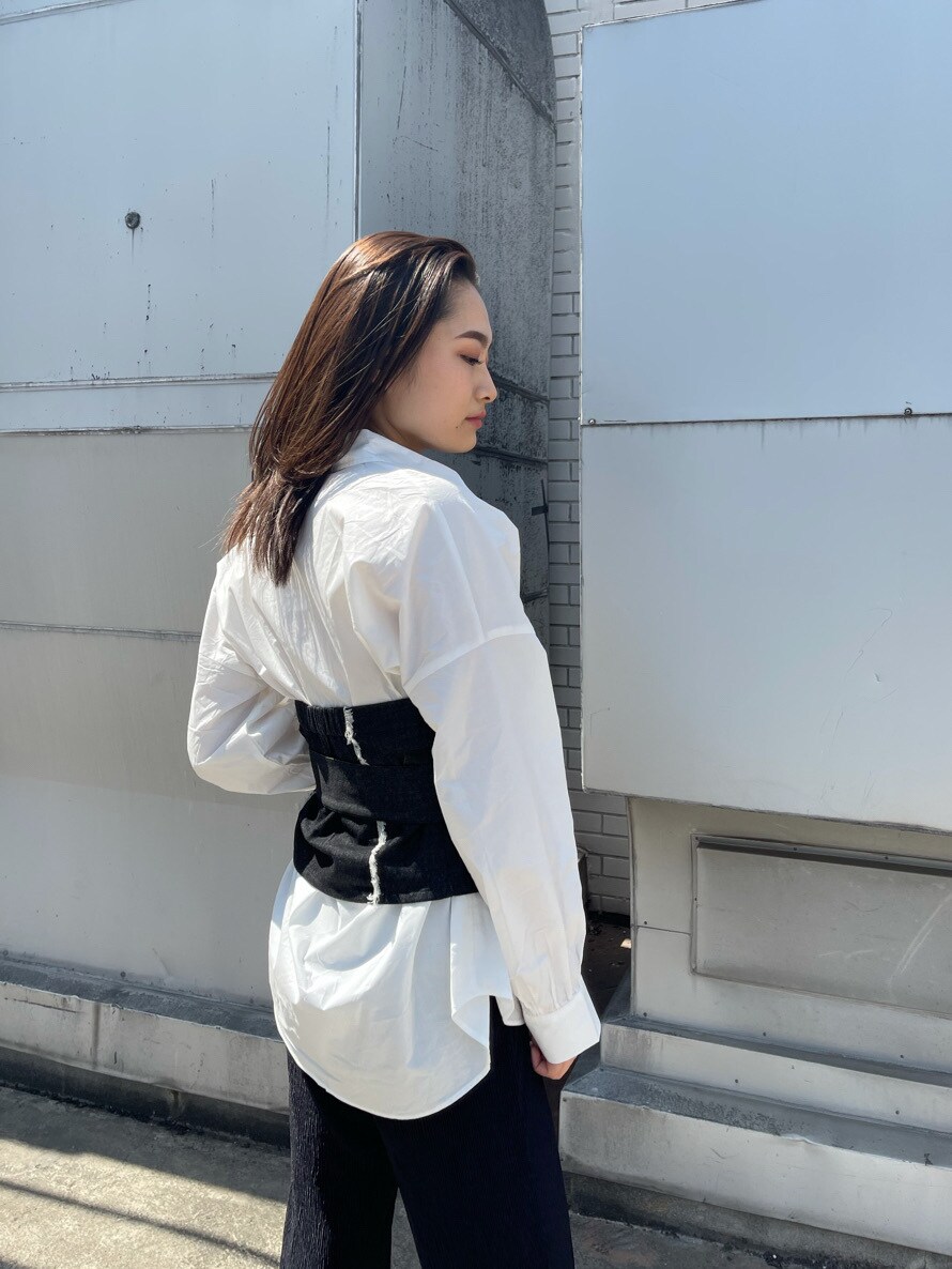 ブラック系のシャツ/ブラウス、ブラック系のその他パンツ、ブラック系のサンダルを着用したレディースの春コーディネートの2枚目の写真