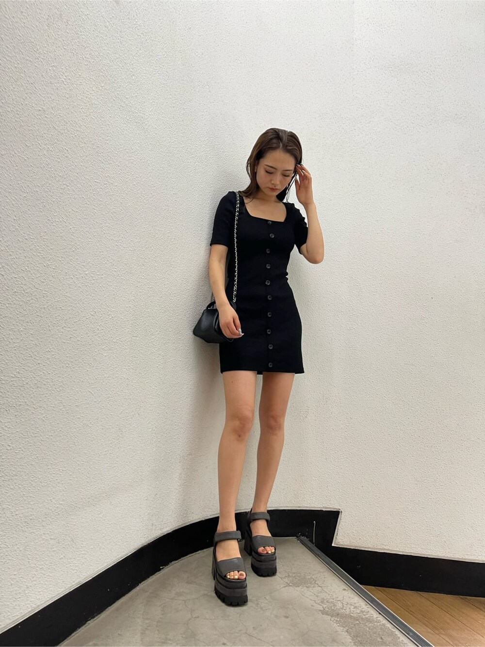 ブラック系のワンピース、グレー系のサンダルを着用したレディースの夏コーディネートの2枚目の写真