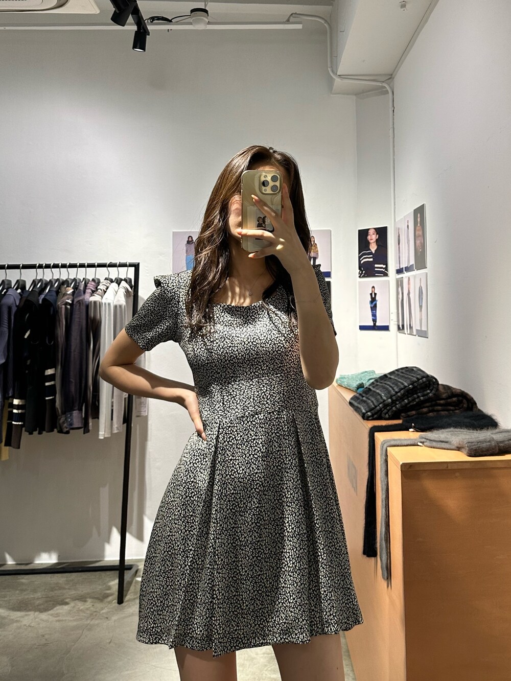 その他のワンピース、ブラック系のサンダルを着用したレディースの夏コーディネートの3枚目の写真