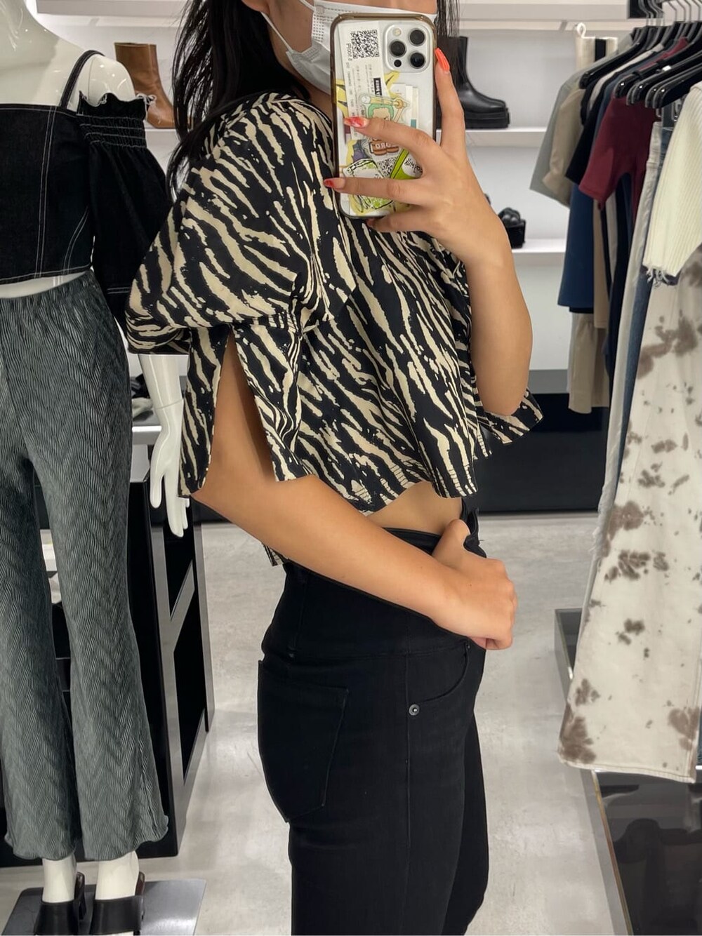 ブラック系のサンダル、ブラック系のデニムパンツ、その他のシャツ/ブラウスを着用したレディースの夏コーディネートの4枚目の写真