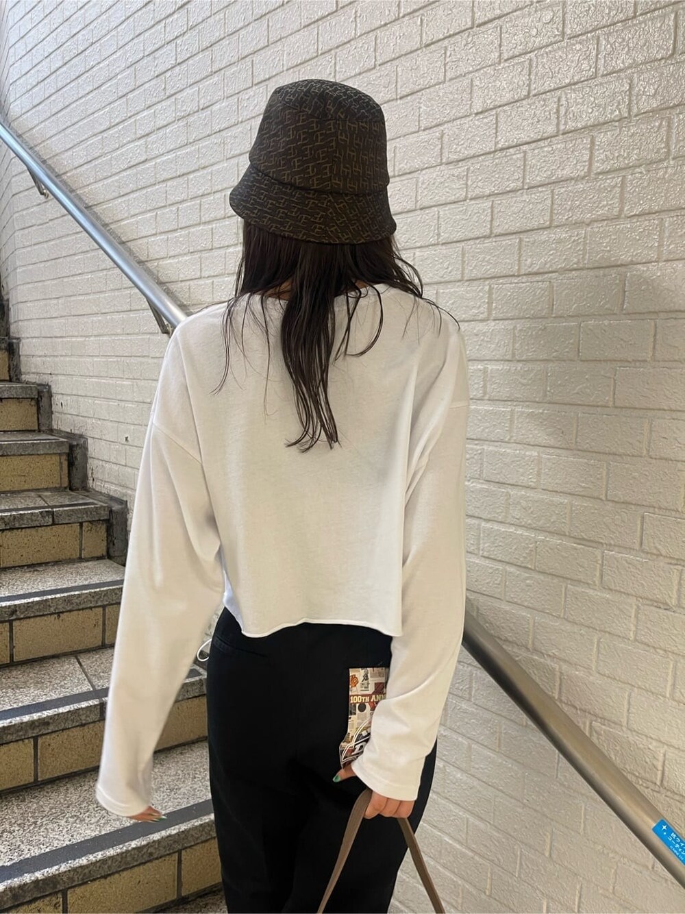 ブラック系のローファー、ブラック系のローファー、ブラウン系のハンドバッグを着用したレディースの秋コーディネートの6枚目の写真