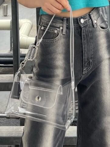 ブラック系のサンダル、ブルー系のTシャツ/カットソー、ブラック系のデニムパンツを着用したレディースの春コーディネートの9枚目の写真