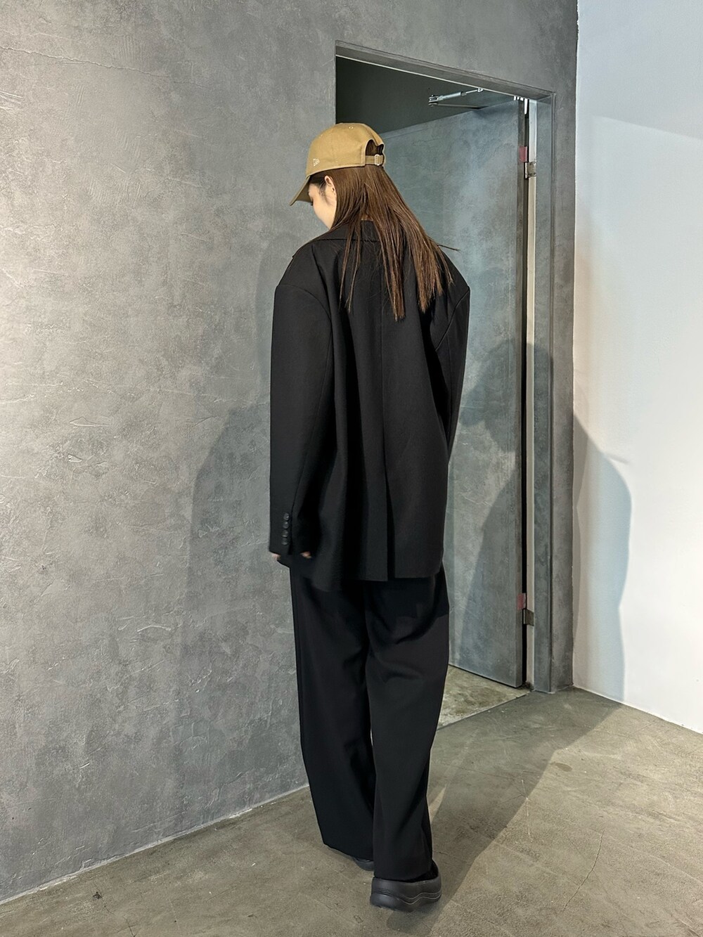ブラック系のその他パンツ、ブラック系のテーラードジャケット、ブラック系のスニーカーを着用したレディースの冬コーディネートの4枚目の写真