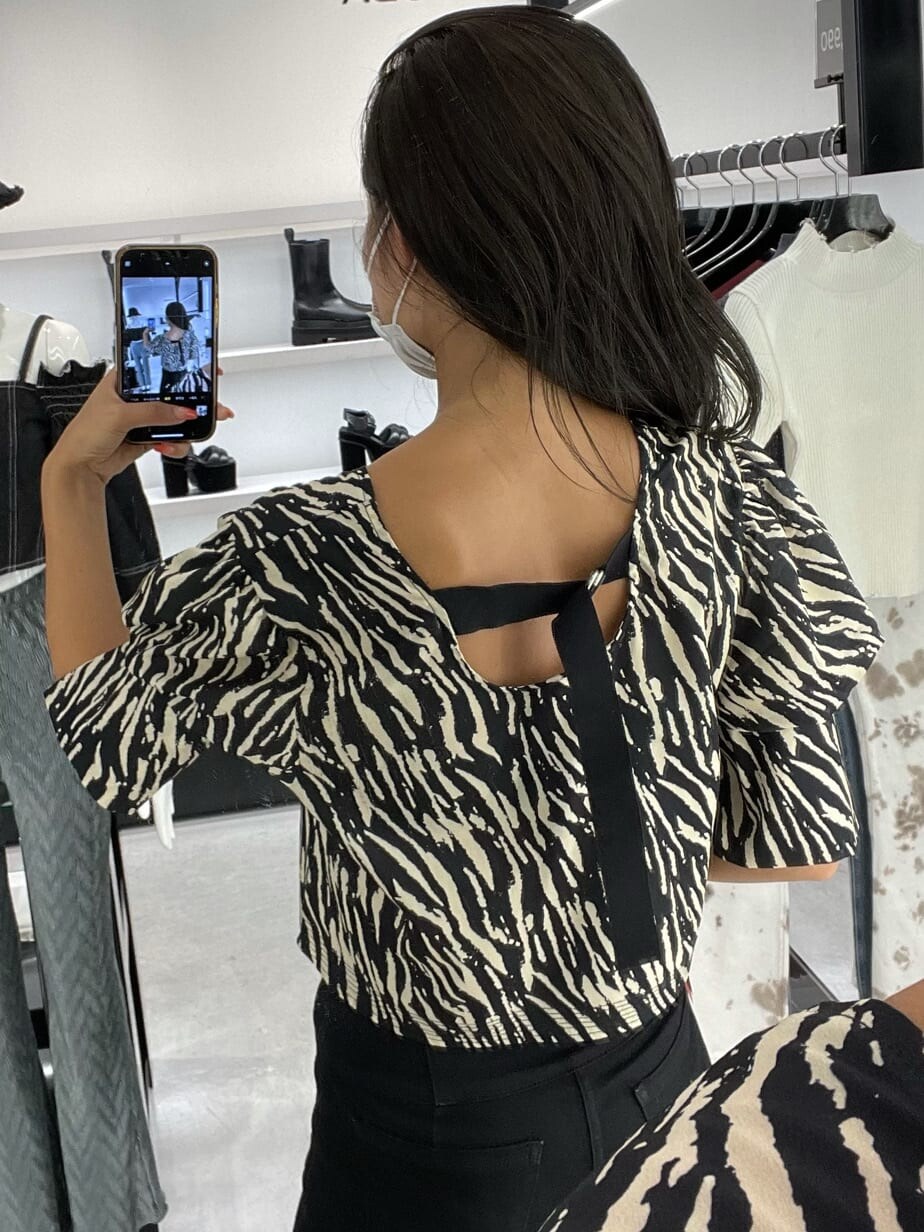 ブラック系のサンダル、ブラック系のデニムパンツ、その他のシャツ/ブラウスを着用したレディースの夏コーディネートの5枚目の写真